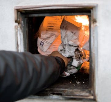Braskassett: När braskassetten är på plats, är det sotaren som tänder den första gången Braskassett: När braskassetten är på plats, är det sotaren som tänder den första gången